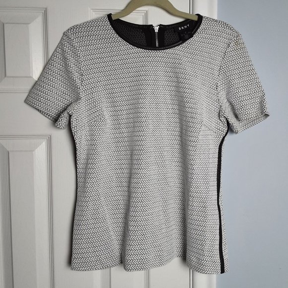 NWOT  DKNY Black and White Short Sleeve Top Size M - Picture 1 of 5